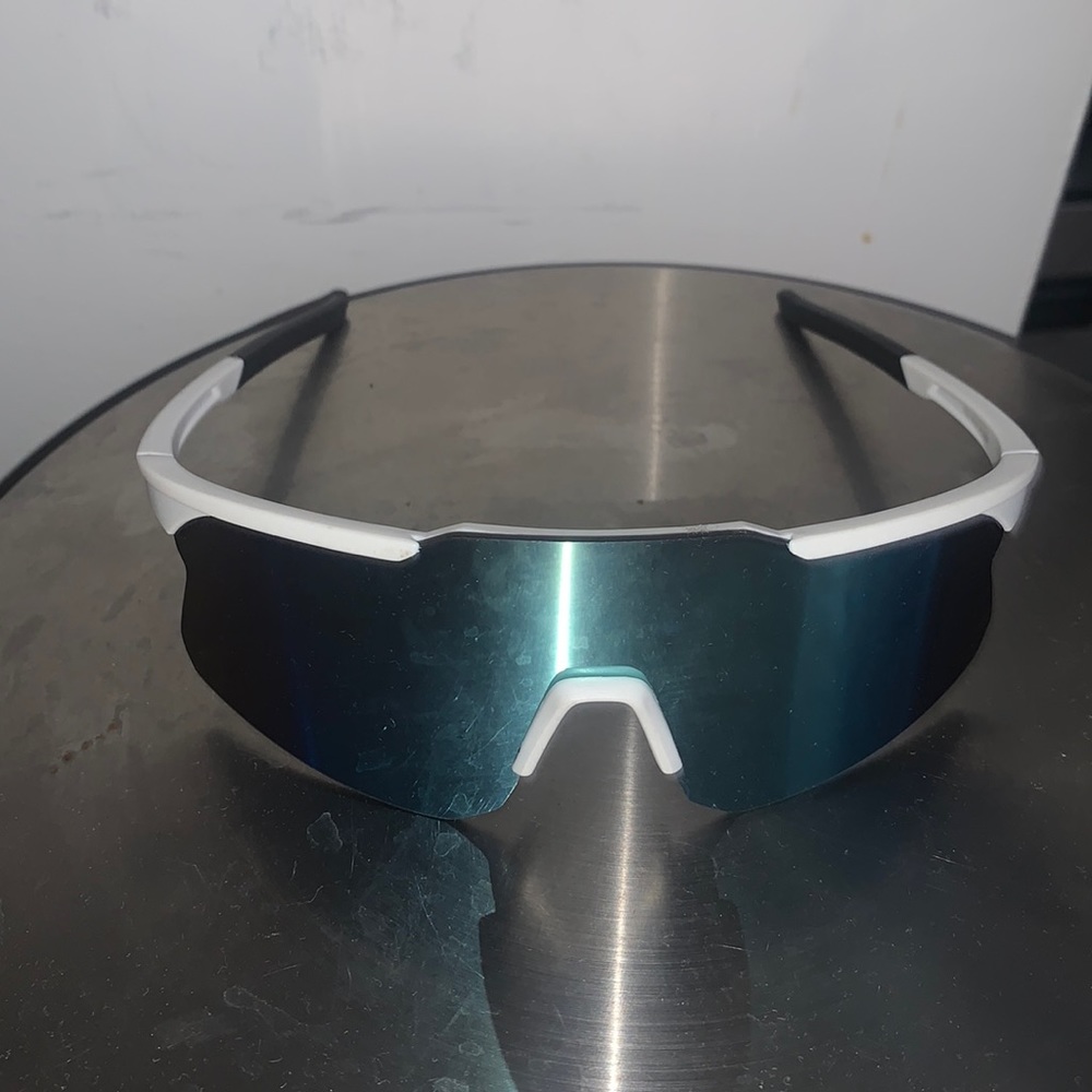 Athletic sunglasses in white with polarized lenses